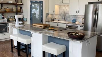 Frigorífico, horno, placa de cocina y lavavajillas