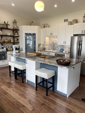 Fridge, oven, stovetop, dishwasher - Lakefront living less than 1 hour from Winnipeg (St. Clements)