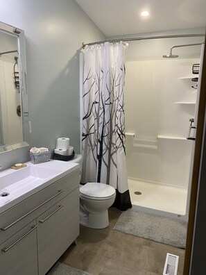 Combined shower/bathtub, towels