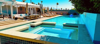 Palm Springs Luxe: 7 En-Suites, Massive Pool, Tiki Bar, Pickle Ball & Game Room