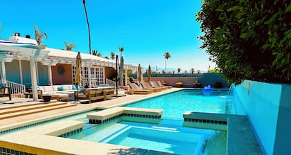 Palm Springs Luxe: 7 En-Suites, Massive Pool, Tiki Bar, Pickle Ball & Game Room