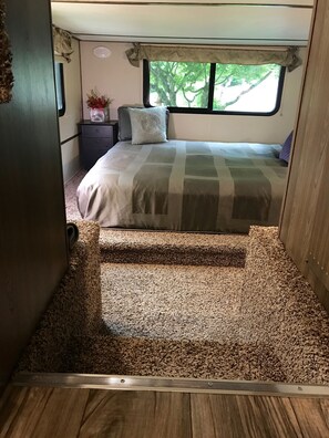 2 bedrooms, iron/ironing board, free WiFi, bed sheets - The Artful Dome Mtn Retreat in the Smokies with fire pit & stream (Waynesville)