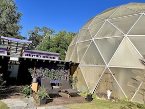 Terrace/patio - The Artful Dome Mtn Retreat in the Smokies with fire pit , hot tub & stream (Waynesville)