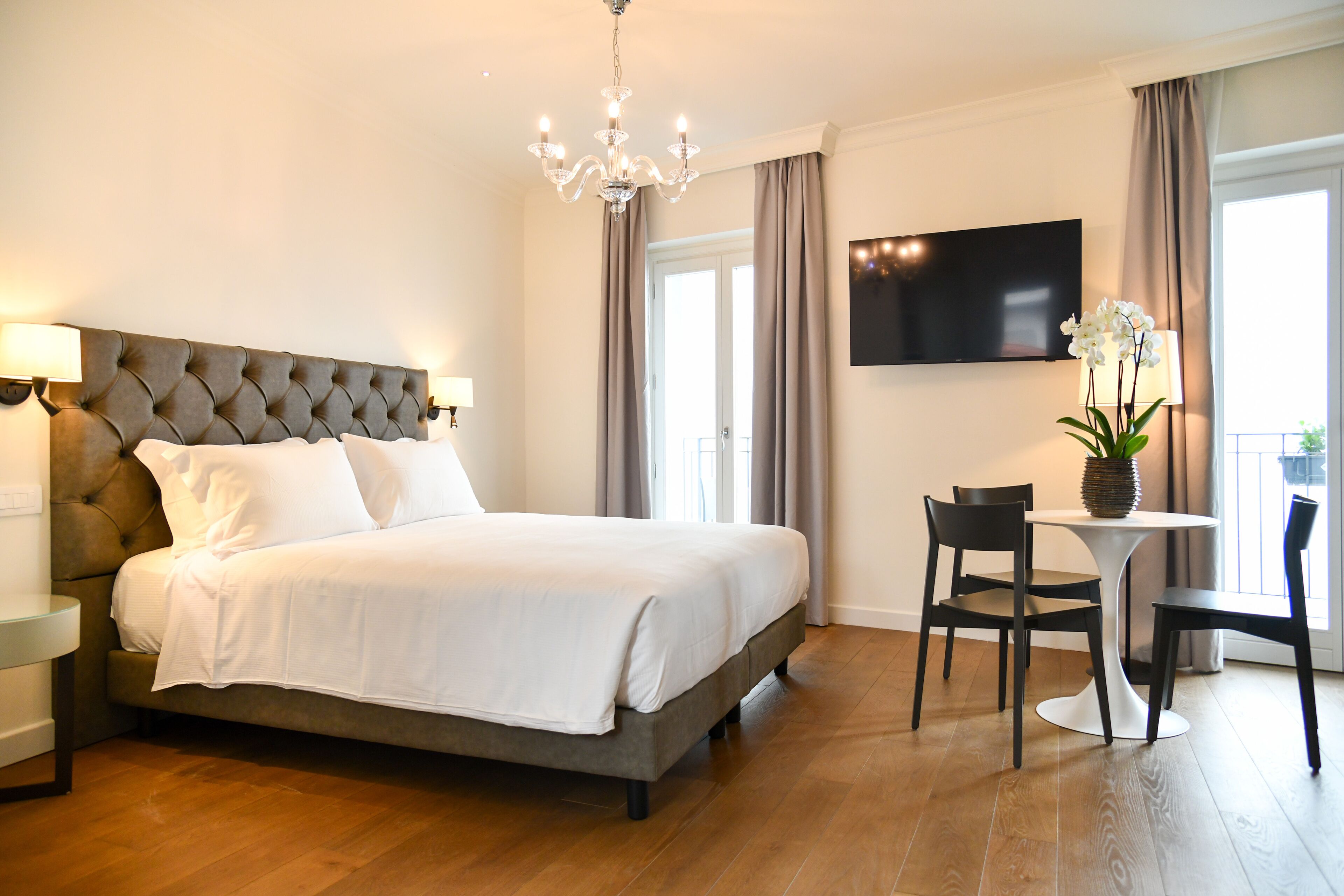 Hypo-allergenic bedding, in-room safe, desk, blackout curtains