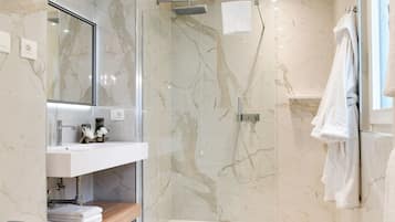 Dusche, Regendusche, kostenlose Toilettenartikel, Haartrockner