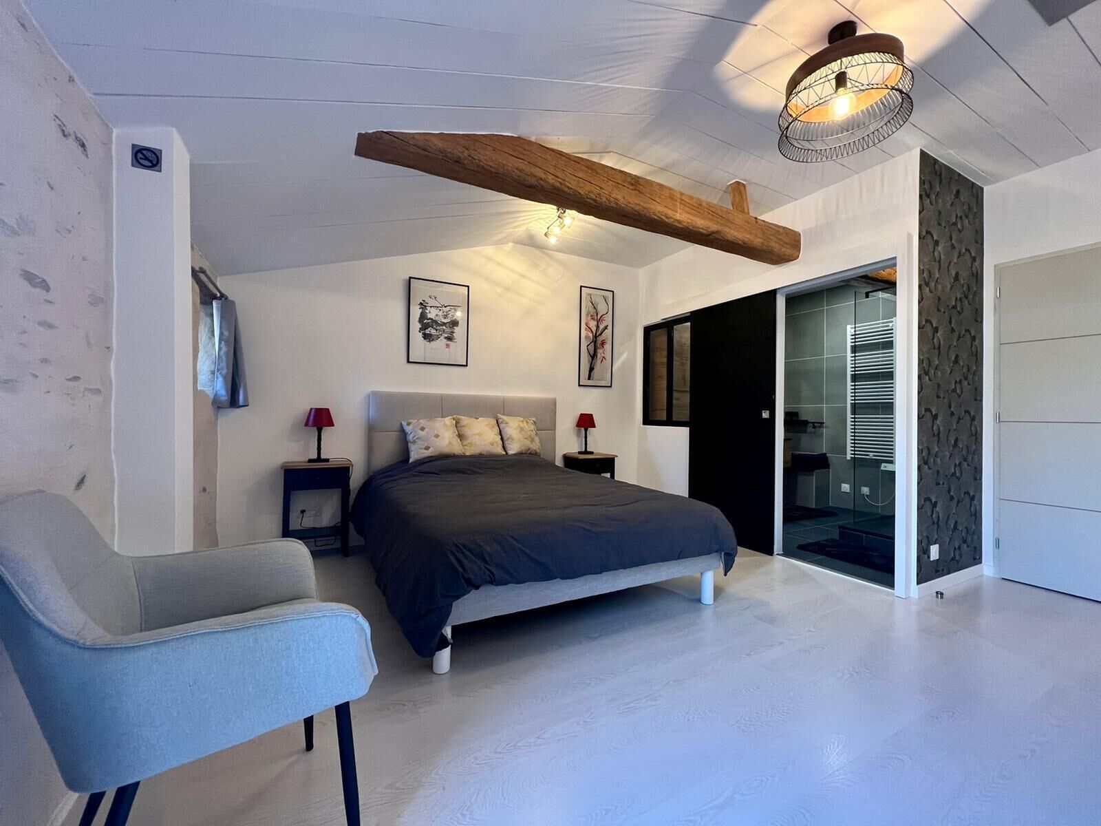 4 makuuhuonetta, silitysrauta/-lauta, ilmainen Wi-Fi, vuodevaatteet