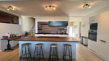 JÀÀkaappi, mikroaaltouuni, uuni, liesi