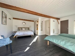 4 bedrooms, iron/ironing board, free WiFi, bed sheets