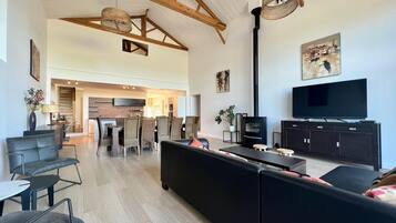 Smart TV, fireplace, table tennis