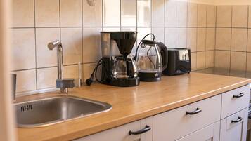 Kühlschrank, Ofen, Herdplatte, Wasserkocher mit Kaffee-/Teezubehör