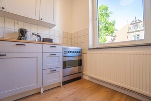 Réfrigérateur, four, plaque de cuisson, cafetière/bouilloire