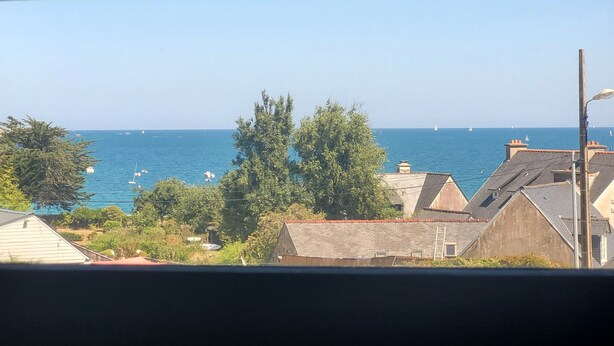 Uitzicht op de kust met huizen en een heldere lucht.