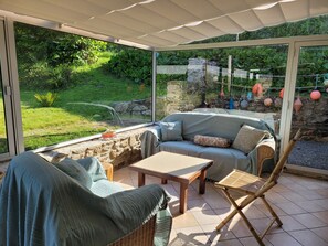 Televisión, tenis de mesa, biblioteca musical y estéreo 