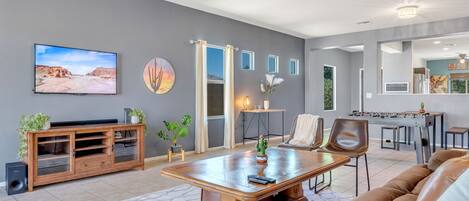 TV connectée, baby-foot, livres