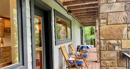 Private Lakeside Retreat w/private pool & boat dock. 15 to downtown Hot Springs.