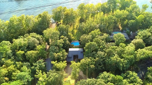 Private Lakeside Retreat w/private pool & boat dock. 15 to downtown Hot Springs.