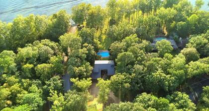 Private Lakeside Retreat w/private pool & boat dock. 15 to downtown Hot Springs.