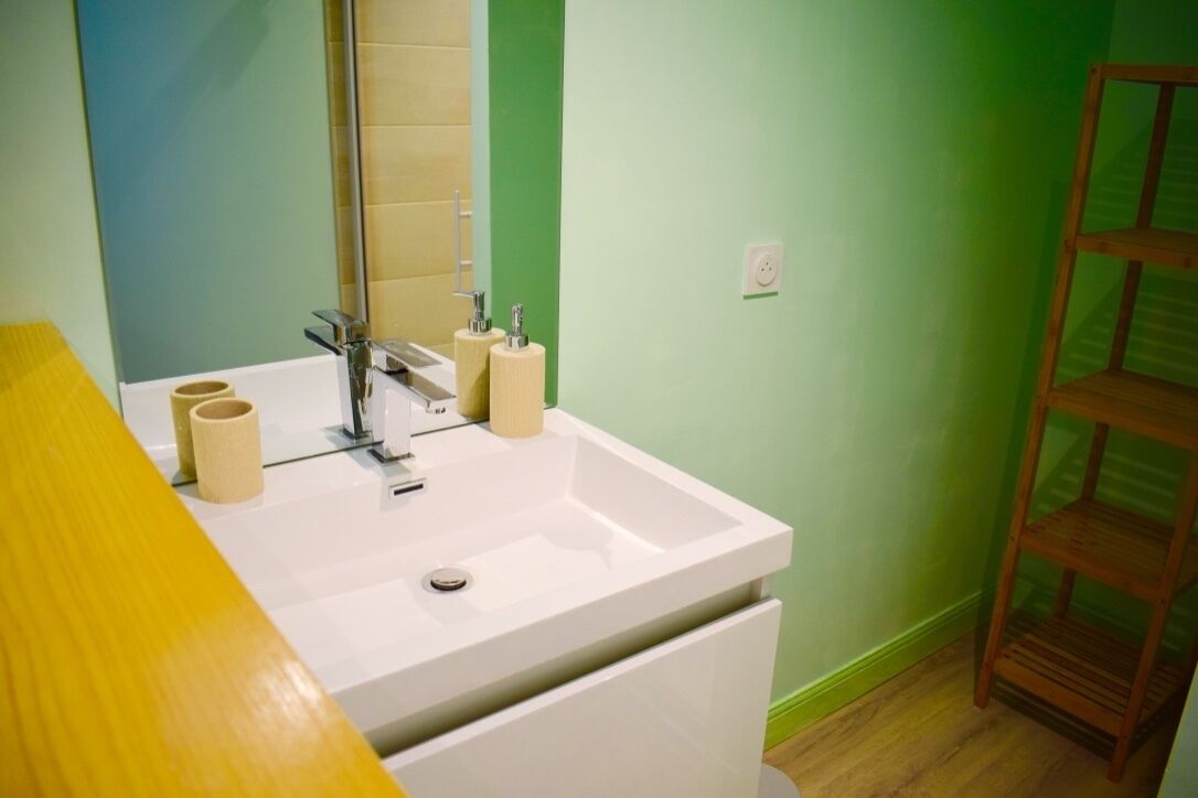 Een douche, een haardroger, handdoeken, zeep