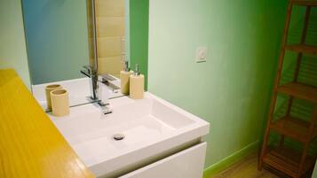 Een douche, een haardroger, handdoeken, zeep