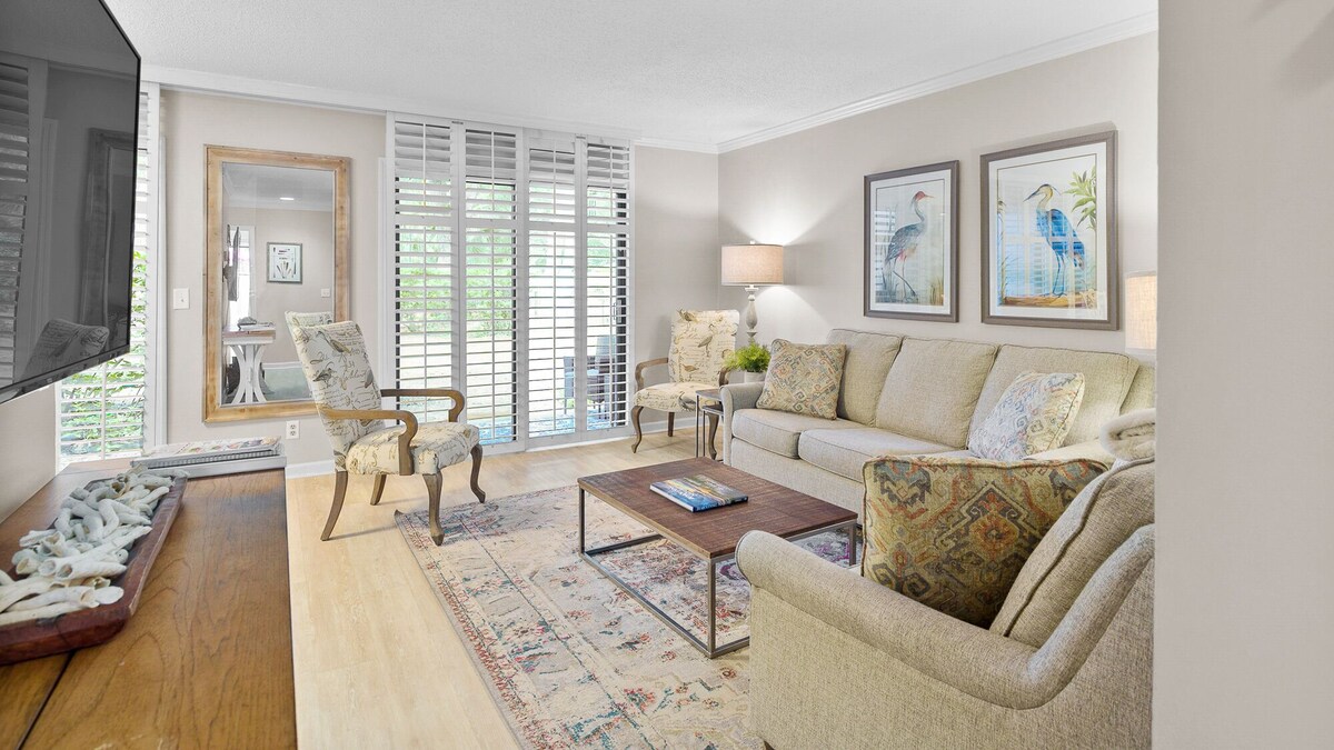 EASY WALK TO THE BEACH - PETS WELCOME - STEPLESS - PRIVATE ENCLOSED PATIO