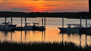 A marina with several boats docked during sunset. - EASY WALK TO THE BEACH - PETS WELCOME - STEPLESS - PRIVATE ENCLOSED PATIO (Hilton Head Island)