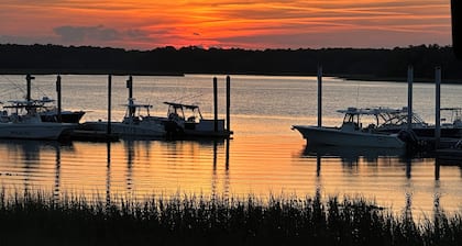 EASY WALK TO THE BEACH - PETS WELCOME - STEPLESS - PRIVATE ENCLOSED PATIO