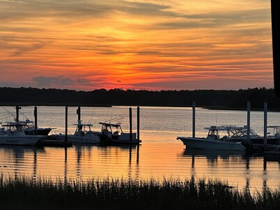 EASY WALK TO THE BEACH - PETS WELCOME - STEPLESS - PRIVATE ENCLOSED PATIO