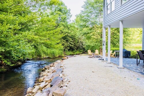 Cozy Cabin on the River 