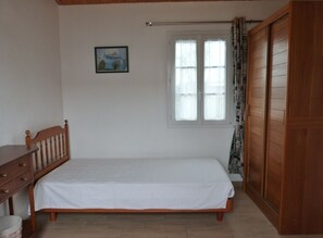 2 bedrooms, iron/ironing board