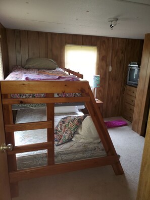 4 bedrooms, free WiFi, bed sheets - Lakeside rental (Jonesville)