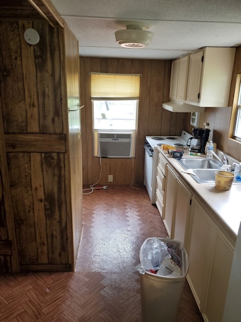Fridge, microwave, oven, stovetop. Lakeside rental