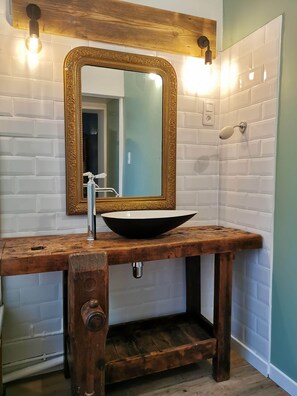 Baignoire, serviettes fournies, savon, papier toilette