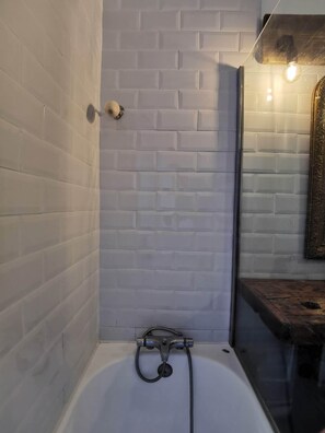 Bathtub, towels, soap, toilet paper