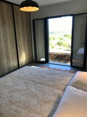 3 عدّة غرف نوم ومكواة/لوح كي وسرير سفر