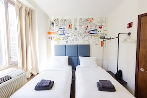 Chambre Standard, 2 lits une place | Coffres-forts dans les chambres, bureau, fer et planche à repasser