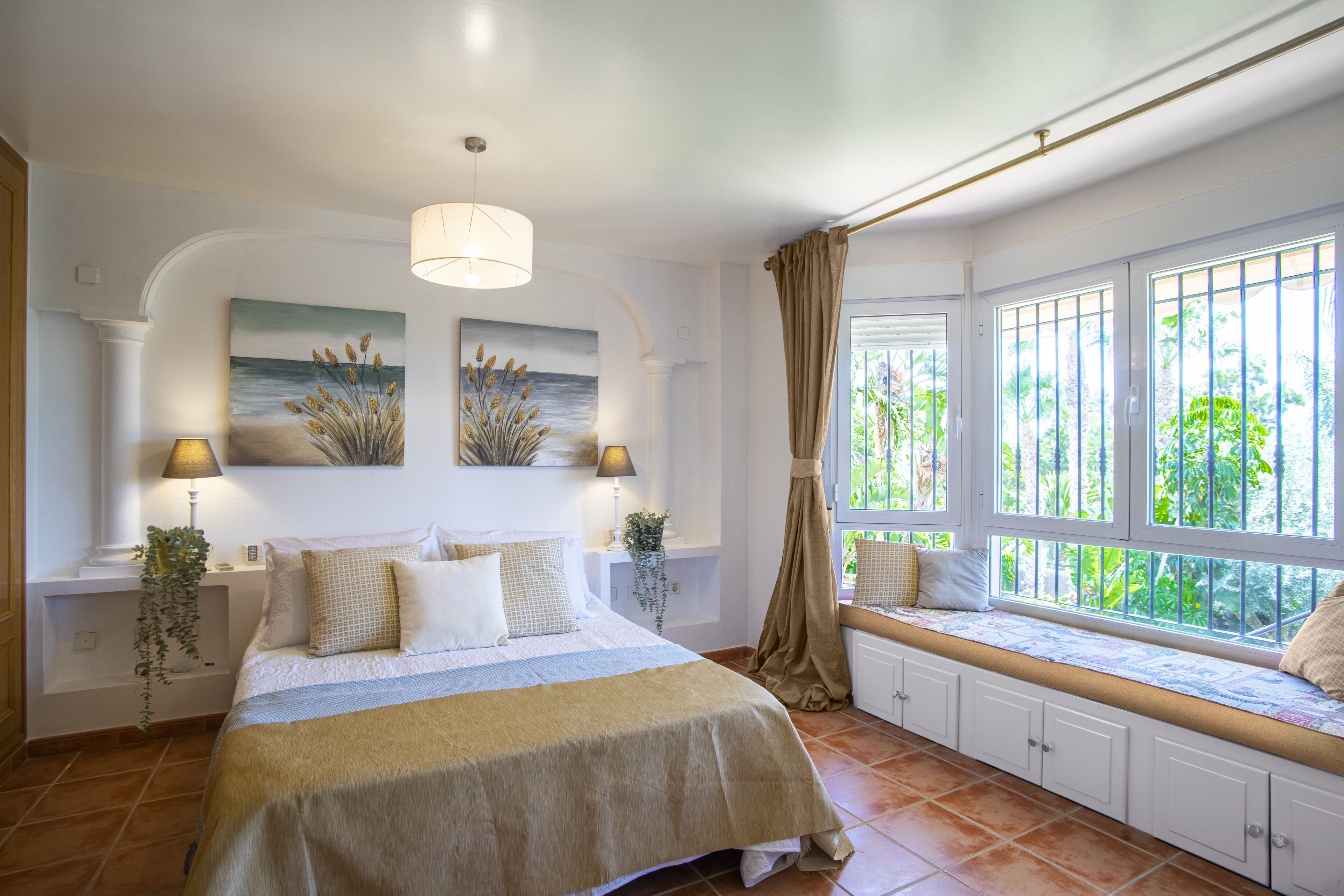 10 Schlafzimmer, Zimmersafe, Schreibtisch, Bügeleisen/Bügelbrett