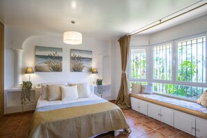 10 quartos, cofres nos quartos, escrivaninha