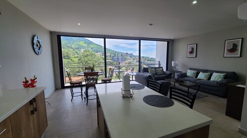 Amazing condo with great view of Volcano and Skyline 