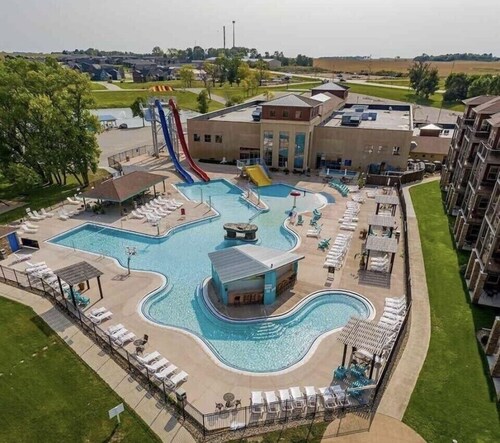 Luxurious Lakefront  BB Corner Condo.
Panoramic lake views & 6 waterpark passes.