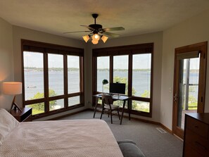4 bedrooms, desk, iron/ironing board, free WiFi - Luxurious Lakefront  BB Corner Condo.
Panoramic lake views & 6 waterpark passes. (Arnolds Park)