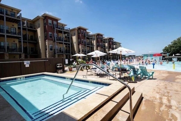 Piscina coberta i piscina a l'aire lliure