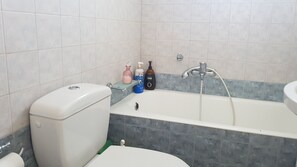 Ducha y bañera combinadas, secador de pelo, toallas y jabón