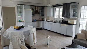 Fridge, oven, coffee/tea maker, electric kettle