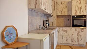 Fridge, microwave, stovetop