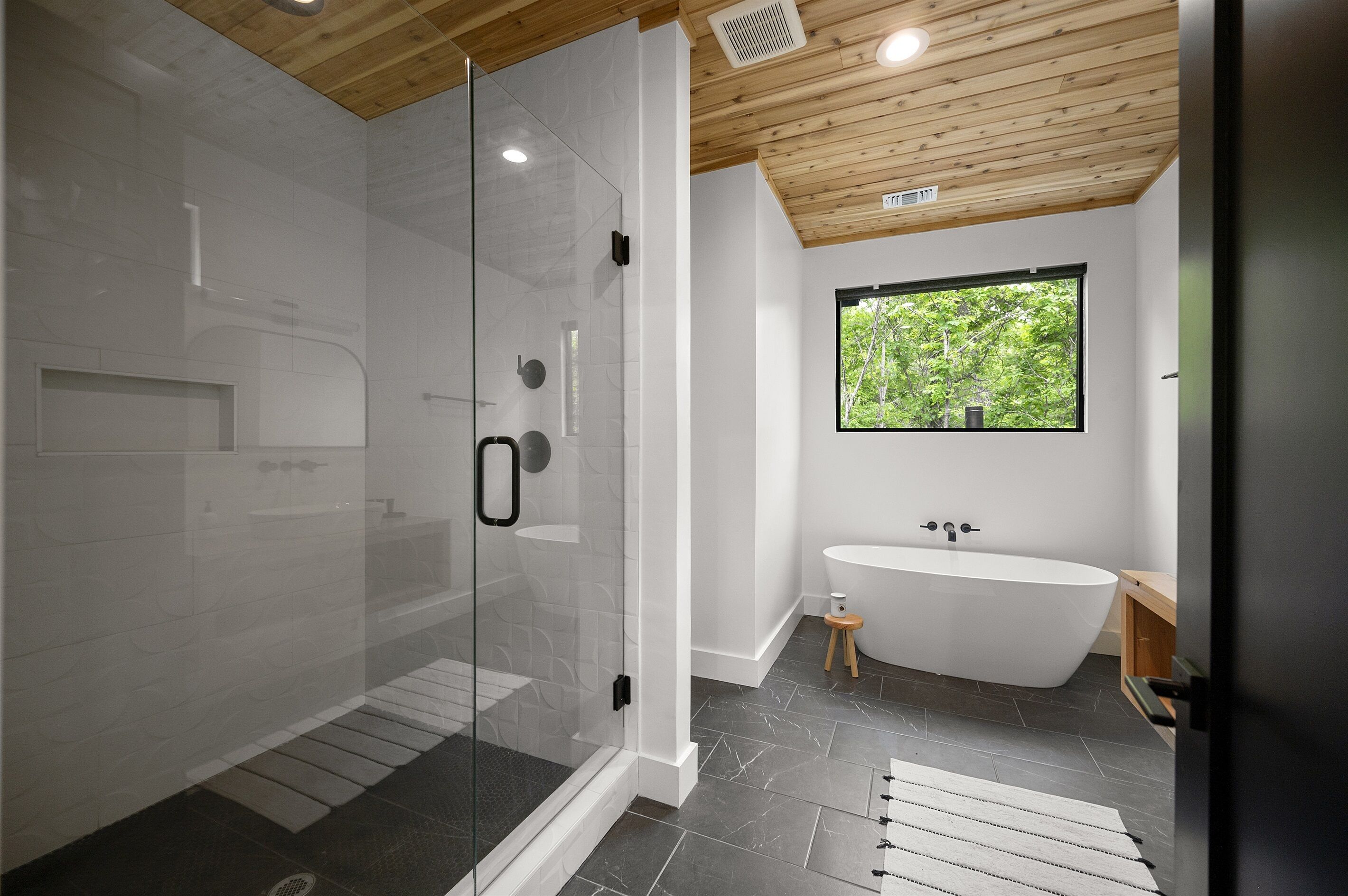 Baignoire, séchoir à cheveux, serviettes fournies
