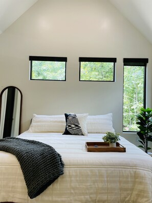 2 bedrooms, iron/ironing board, free WiFi, bed sheets - Hygge Hill – Secluded Scandinavian Modern Cabin with Hot Tub & Firepit (Broken Bow)