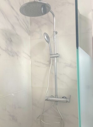 Dusche, Haartrockner, Handtücher, Seife