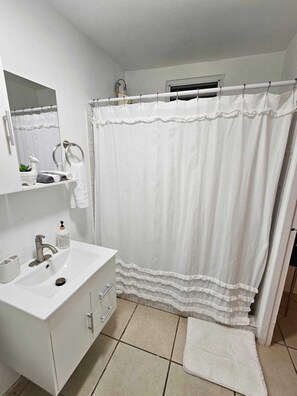 Dusche, Haartrockner, Handtücher, Seife