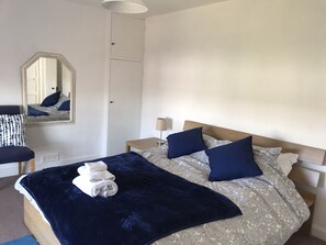 5 chambres, bureau, fer et planche à repasser, lit parapluie