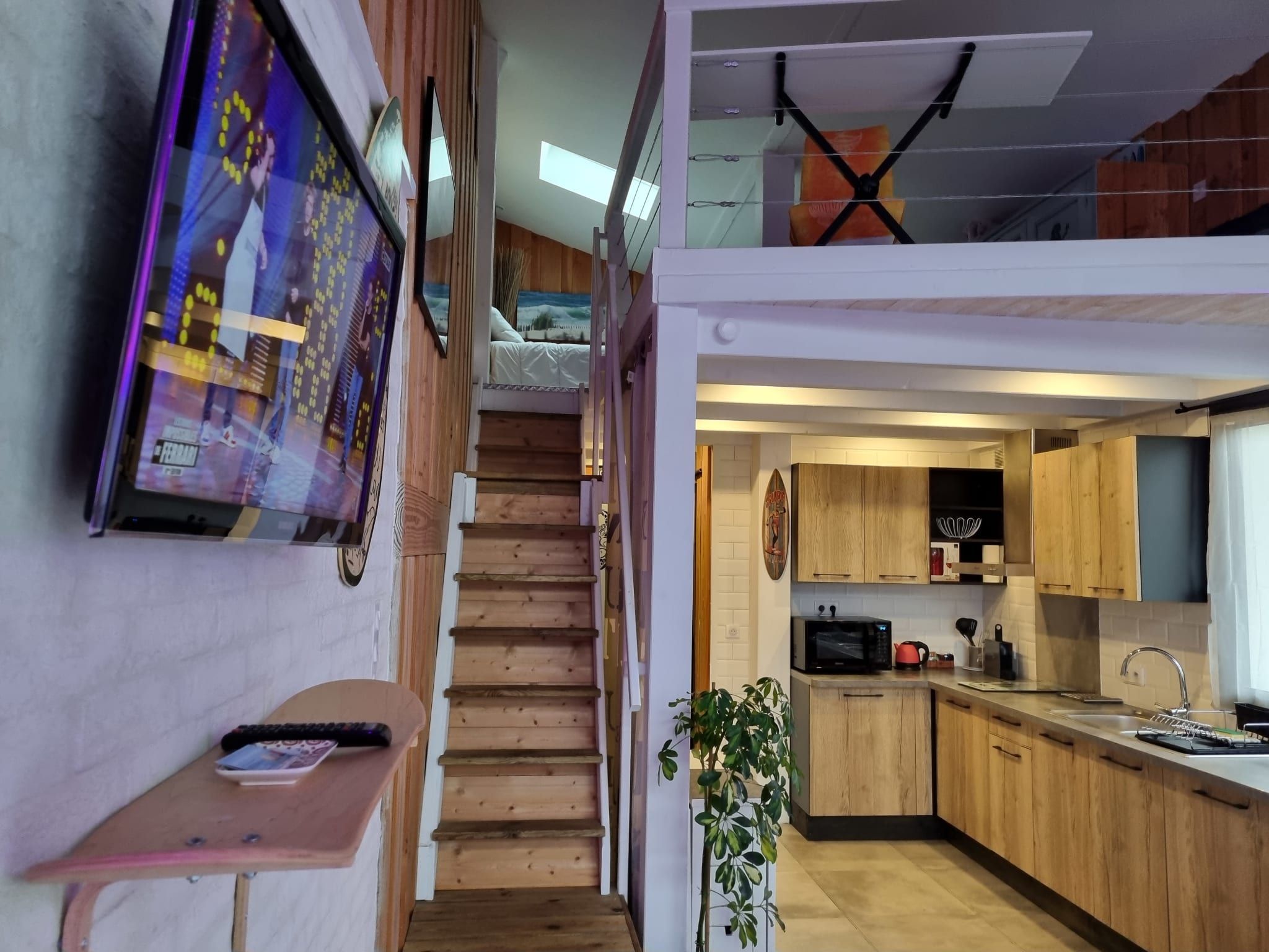 Une cuisine moderne avec des meubles en bois, un four à micro-ondes et un évier.